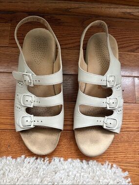 SAS Tripad Women's Cream Triple-Buckle Slingback Sandals size 7W